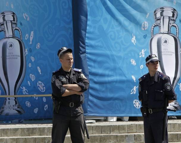 Luôn có mặt cảnh sát ở khắp mọi nơi như trước các SVĐ tổ chức các trận đấu vòng loại Euro 2012, ở các quảng trường hay các trụ sở làm việc của các nước khác đóng trên địa bàn Ukraina…để sẵn sàng ngăn chặn lực lượng này bất cứ lúc nào.