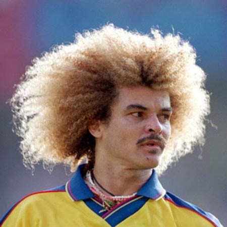 Cựu cầu thủ bóng đá Colombia, Carlos Valderrama với mái tóc xù.