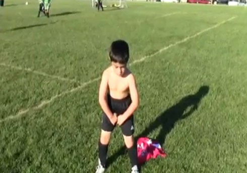 Và một cậu nhóc bắt chước Balotelli ăn mừng bàn thắng.