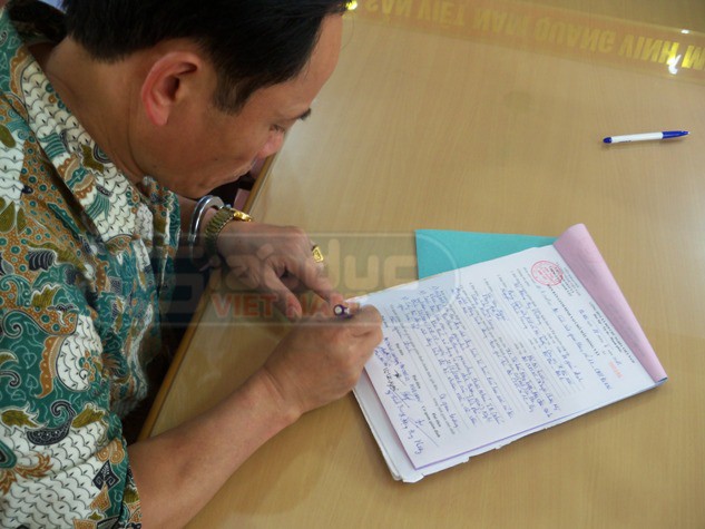 anh Nguyễn Minh Sang ký nhận vào biên bản bắt quả tang