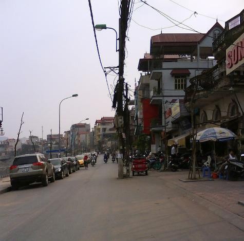 Những cây cột điện mọc nghênh ngang giữa đường như thế này không phải là điều hiếm thấy trên phố Nguyễn Khang, Yên Hòa, Cầu Giấy.