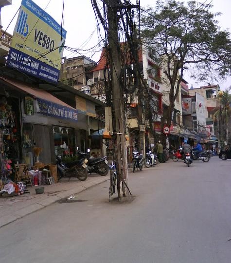 Những cây cột điện mọc nghênh ngang giữa đường như thế này không phải là điều hiếm thấy trên tuyến đường Nguyễn Khang, Yên Hòa, Cầu Giấy.