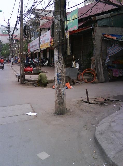 Những cây cột điện mọc nghênh ngang giữa đường như thế này không phải là điều hiếm thấy trên tuyến đường Nguyễn Khang, Yên Hòa, Cầu Giấy.