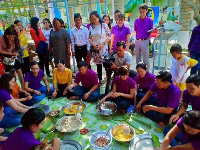 Giáo viên thi gói bánh tét tại chương trình &quot;Tết sum vầy&quot; ở Kiên Giang (Ảnh trường Tân Thuận)