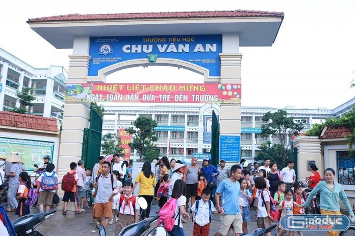 Đây không phải là lần đầu tiên phụ huynh học sinh của Trường Tiểu học Chu Văn An (Hoàng Liệt, Hoàng Mai, Hà Nội) lo lắng vì thực phẩm kém chất lượng. Ảnh: VP.