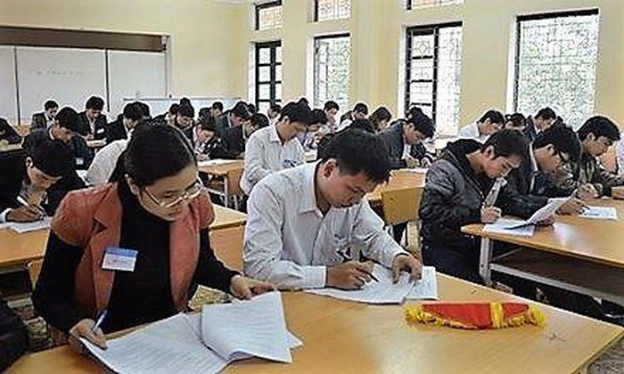 Giáo viên vật lộn với quy định thi thăng hạng giáo viên. Ảnh minh họa: Báo Giáo dục và Thời đại.