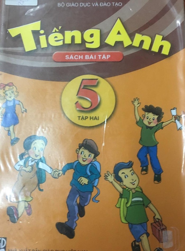 Sách tiếng Anh năm 2013 đã được thay thế (Ảnh tác giả)