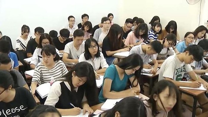 Nhiều thầy cô dạy thêm hiện nay đang chủ yếu dạy học sinh chính khóa của mình ((Ảnh minh họa: vov.vn)