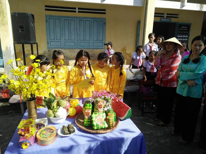 Học sinh luôn khao khát những hoạt động trải nghiệm thế này (Gói bánh mừng xuân một hoạt động trải nghiệm thú vị tại Trường Tiểu học Phước Hội 2 thị xã La Gi. Ảnh CTV)