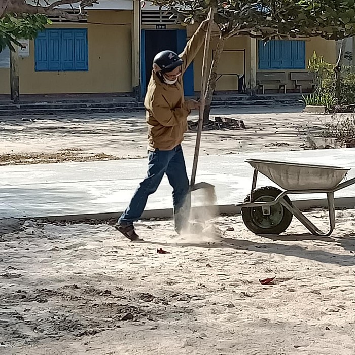 Giáo viên Trường Tiểu học Tân An 1 thị xã La Gi đang dọn sân trường (Ảnh CTV)