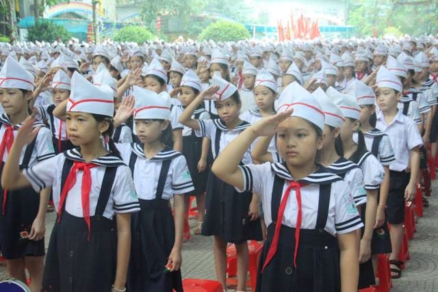 Bộ Y tế yêu cầu mỗi lớp tự chào cờ trong lớp (Ảnh minh họa: Báo Giáo dục và Thời đại).