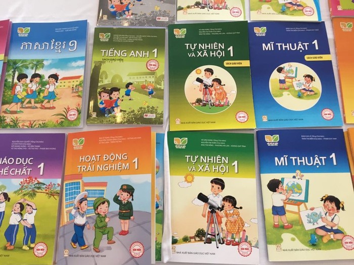 Nếu học sinh còn nghỉ học nữa, giáo viên sẽ đi tập huấn thay sách vào lúc nào? ((Ảnh minh họa: baotintuc.vn).