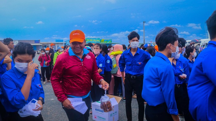 Đội tình nguyện tiếp sức mùa thi chờ đón học sinh ngay tại cảng (Ảnh CTV)