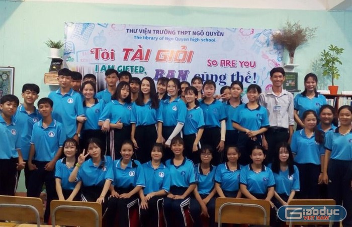 Thầy Tưởng và học sinh lớp chủ nhiệm (Ảnh nhà trường cung cấp)