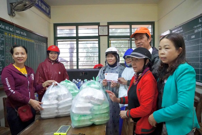 Ông Bùi Mạnh Dũng cùng giáo viên đến thăm và ủng hộ các điểm trường vùng lũ (Ảnh CTV)