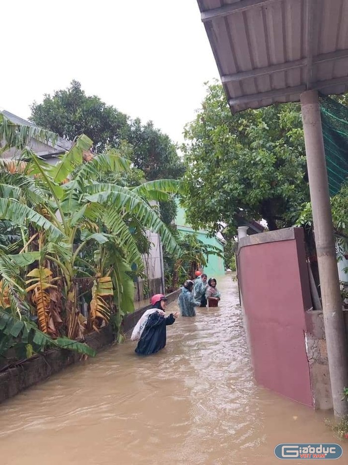 Có những đoạn ghe không vào được phải lội nước đến từng nhà (Ảnh: CTV)