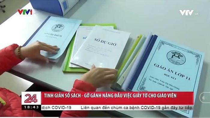 Ngoài giờ dạy giáo viên còn phải hoàn thành cả đống hồ sơ sổ sách thế này (Ảnh minh họa VTV)