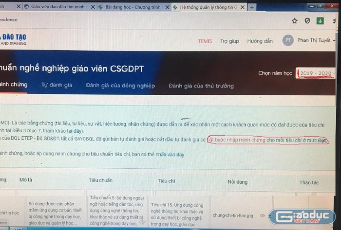 Phần mềm mặc định năm học 2019-2020 nên những giáo viên mới vào dạy năm học này sẽ phải đánh giá &quot;Không đạt&quot; vì làm gì có minh chứng. (Ảnh tác giả)