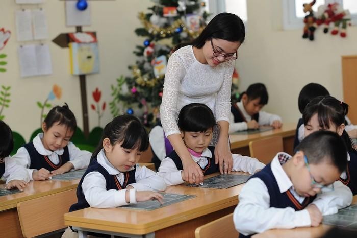 Giáo viên chủ nhiệm bậc tiểu học thường theo sát học sinh mỗi ngày (Ảnh minh hoạ: Baochinhphu.vn)