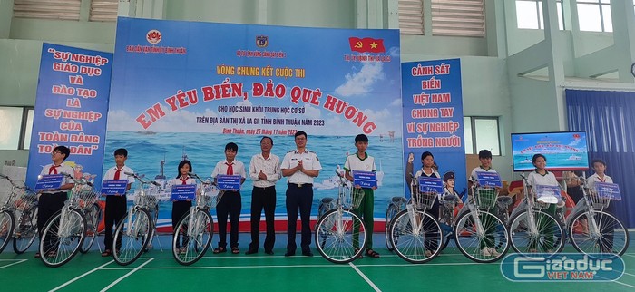 10 xe đạp được trao cho học sinh có hoàn cảnh khó khăn vươn lên trong học tập (Ảnh P.T)