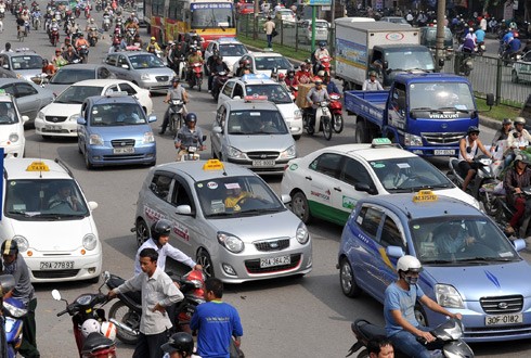 Thủ tục hành chính rườm rà cũng gây khó cho các doanh nghiệp taxi khi muốn thay đổi bảng giá cước (Ảnh minh họa)