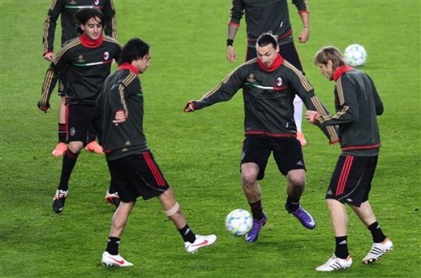 Các cầu thủ AC Milan rất thoải mái tập luyện