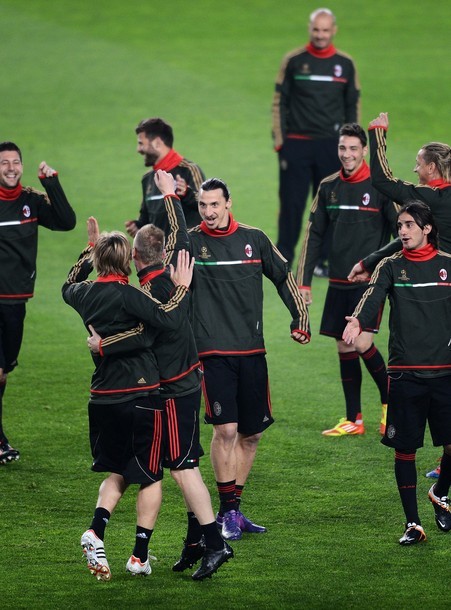 Các cầu thủ AC Milan rất thoải mái tập luyện