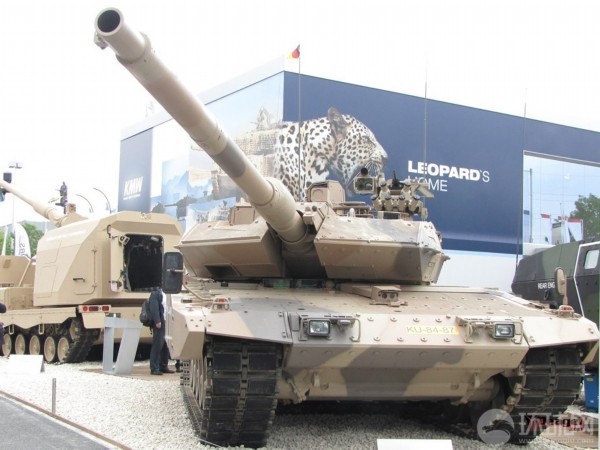Xe tăng Đức Leopard 2 nổi tiếng về độ tin cậy và cơ động trong sử dụng. Với khả năng di chuyển với tốc độ cao, xung lực chuyển động mạnh nên Leopard 2 được mệnh danh là "xe tăng bay".