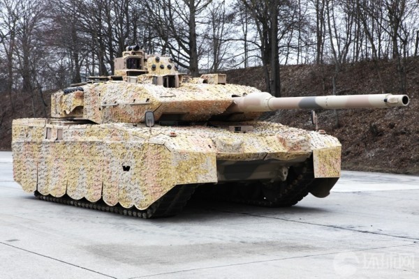 Tính đến thời điểm này đã có hơn 3.480 xe tăng Leopard 2 đã được sản xuất. Leopard 2 lần đầu đuợc nhìn thấy khi đang chiến đấu ở Kosovo trong quân đội Đức và cũng như hoạt động ở Afghanistan trong quân đội Đan Mạch và Canada.