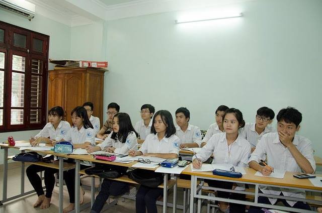 Học sinh gấp gáp ôn thi vào lớp 10 (Ảnh: Vũ Ninh)