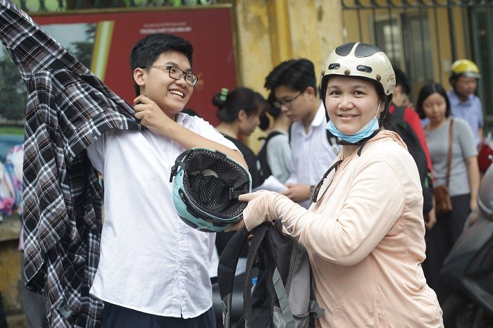 Hai mẹ con tươi rói trong ngày thi cuối cùng (Ảnh: Vũ Ninh)