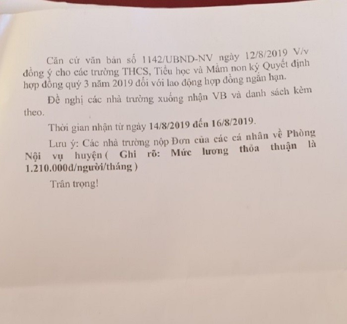 Phần lưu ý được in đậm rất rõ nhấn mạnh mức lương giáo viên hợp đồng nhận được (Ảnh:V.N)