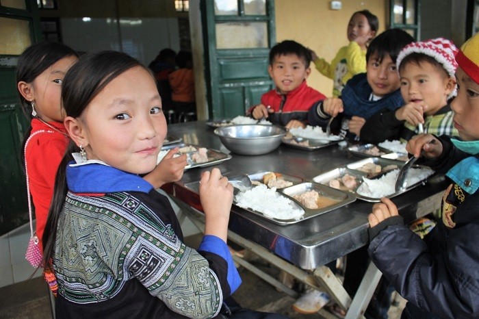 Từ khi đi học tại trường bán trú Nậm Khắt, Vang Seo đã tăng lên 3 kg. Em hào hứng cho biết trước đây mình rất gầy đi học chỉ có măng cay và chút vừng. Từ ngày sáp nhập điểm lẻ học ở đây em thường xuyên được ăn cơm với thịt (Ảnh:V.N)