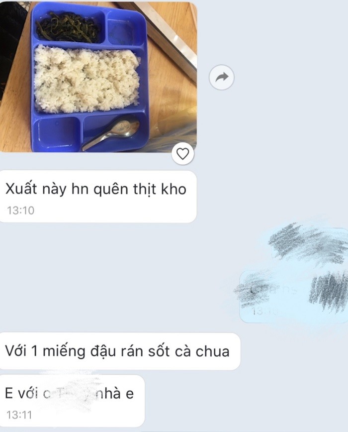 Suất cơm của học sinh do chính giáo viên trong trường gửi ra (Ảnh:V.N)