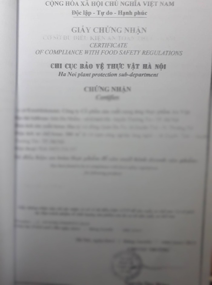 Một tờ giấy chứng nhận như thế này? có phản ánh hết chất lượng của bữa ăn học đường được hay không? (Ảnh:V.N)