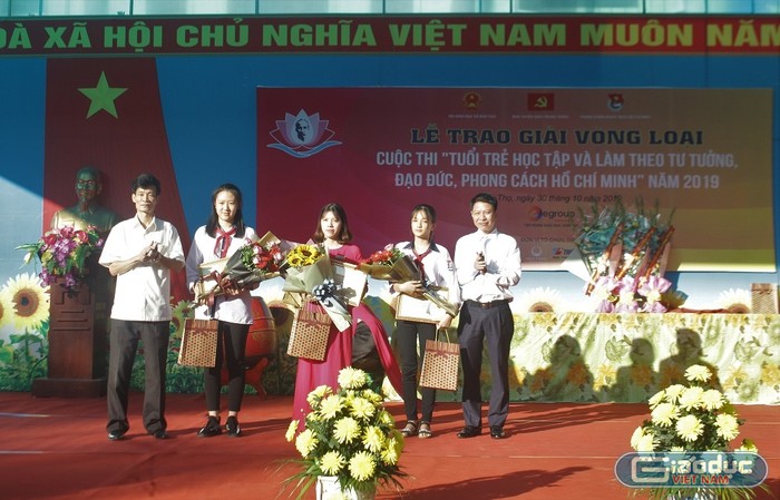 Ban tổ chức trao giải cho các thí sinh xuất sắc nhất vòng loại cuộc thi (Ảnh:V.N)