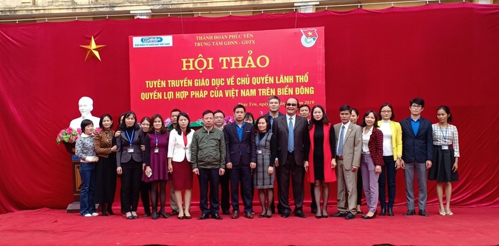 Tiến sĩ Trần Công Trục chụp ảnh với giáo viên, lãnh đạo Trung tâm (Ảnh:V.N)