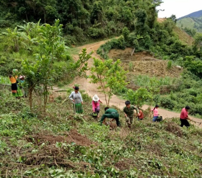 Không chỉ dạy con chữ, thầy Lừ còn phổ cập kiến thức chăn nuôi, trồng trọt đến với người dân địa phương (Ảnh:NVCC)