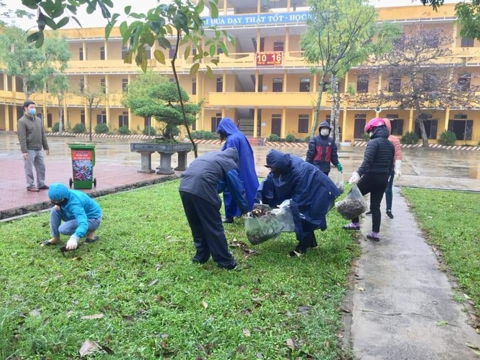 Bên cạnh công việc chuyên môn, giáo viên còn tham gia công tác chống dịch bệnh tại trường (Ảnh:Thu Hương)