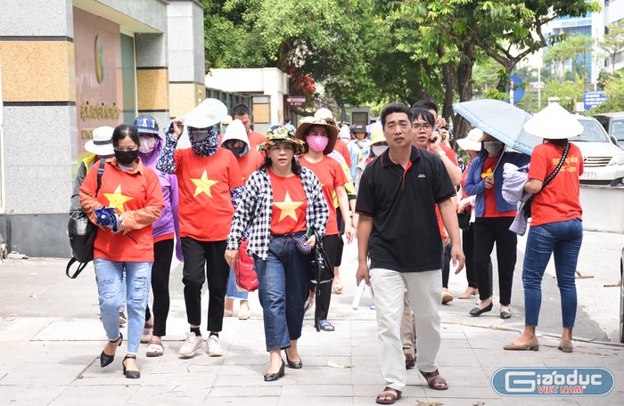 Bất chấp trời nắng gắt, thầy cô giáo vẫn quyết tâm đi tìm câu trả lời cho tương lai của mình (Ảnh: Đức Minh)