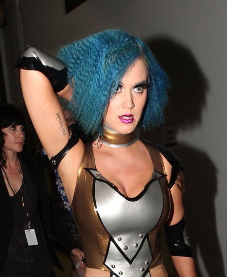 Trong lễ trao giải Grammy 2012, Katy Perry đã xuất hiện trên sân khấu với một đôi môi hồng óng ánh đầy ấn tượng.