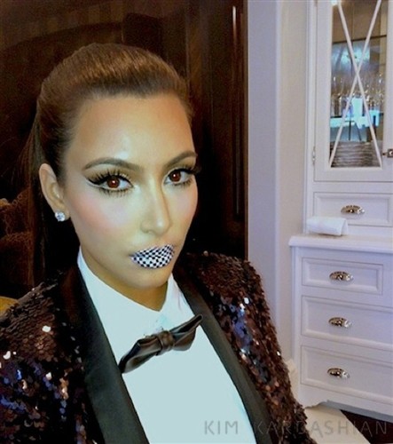 Kim Kardashian cực kỳ cá tính với đôi môi kẻ ca rô nhỏ, kết hợp cùng trang phục sequins lấp lánh.