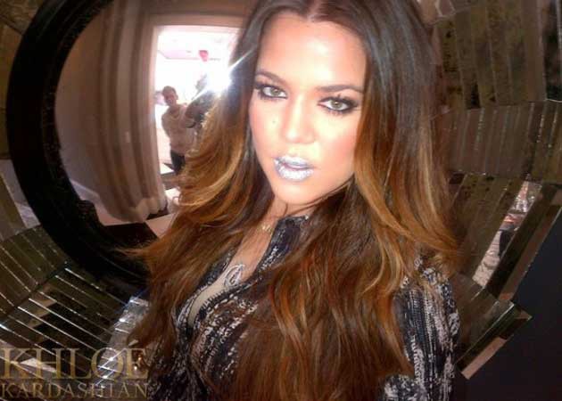Khloe Kardashian cũng thật lôi cuốn với hình xăm môi màu bạc.