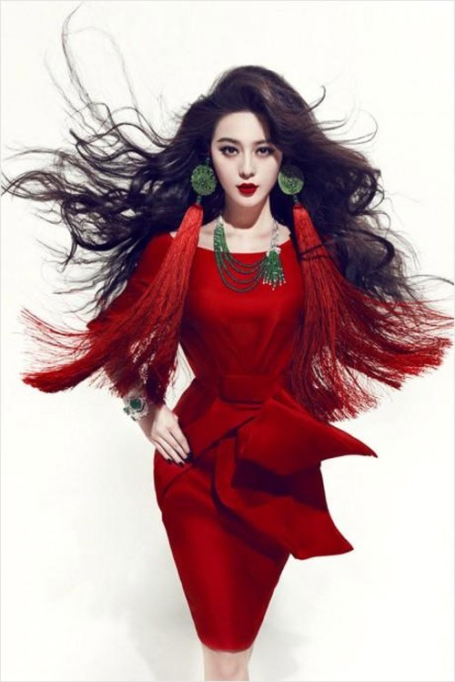 Phạm Băng Băng chụp hình cho tạp chí trong trang phục đỏ ấn tượng từ váy vóc cho đến hoa tai, bờ môi đỏ mọng