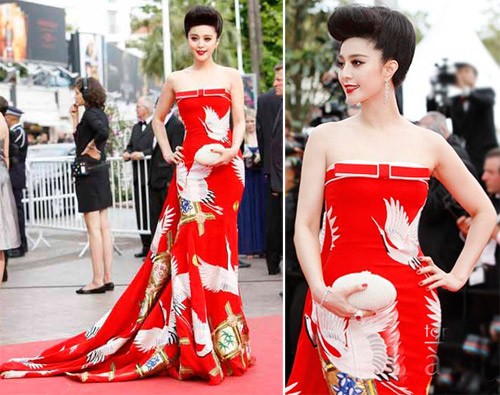 Lần tham dự giải Oscar 2011, Phạm Băng Băng gây ấn tượng với bộ đầm đỏ in họa tiết gốm sứ mang hơi thở Trung Hoa
