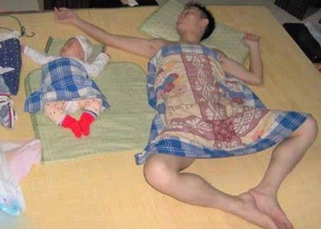 Tư thế ngủ của 2 bố con giống nhau đến mức "chuẩn không cần chỉnh"
