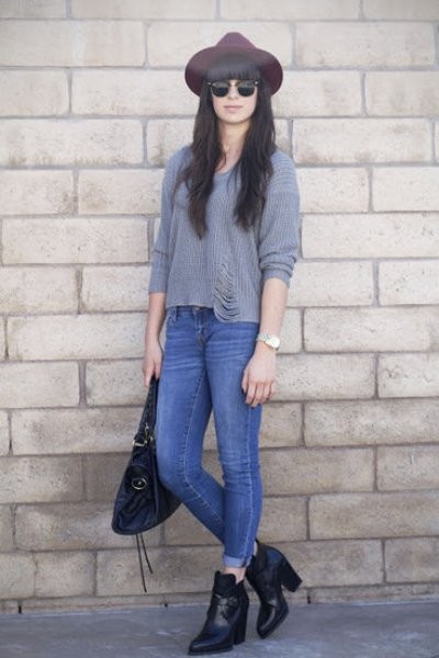 Quần jeans và áo len rách kết hợp với boot cao cổ tạo nên một phong cách năng động tuyệt đối cho cô nàng.