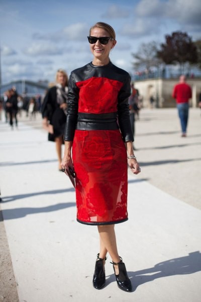 Chiếc váy này khiến quý cô trở nên nổi bật với sự kết hợp độc đáo giữa ren đỏ và phần tay đắp da.