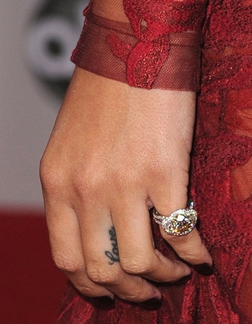 Năm 2008, nữ ca sĩ Barbados xăm chữ Love phía trong ngón tay giữa bên bàn tay trái.
