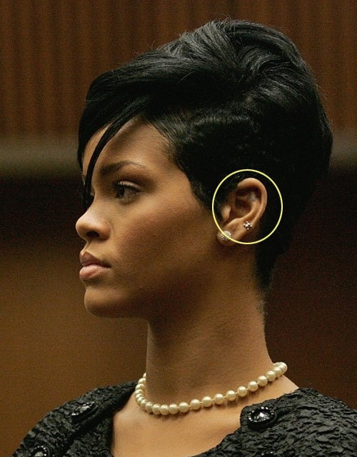 Rihanna xăm một hình ngôi sao nhỏ phía trong tai trái.